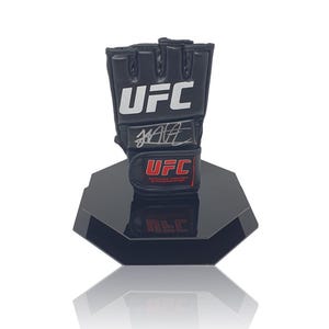 Khabib 'THE EAGLE' Nurmagomedov svart handsignerad MMA-handske i lyxigt åttkantigt displayfodral bild 3
