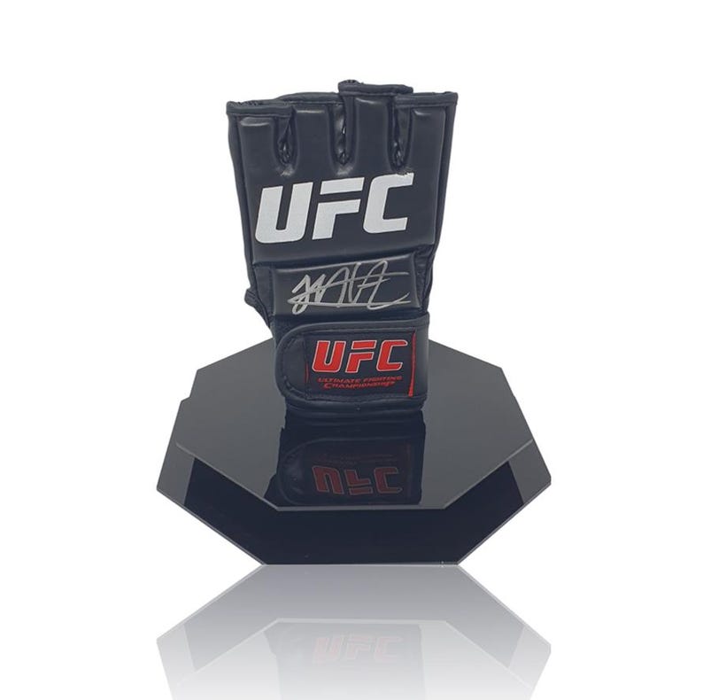 Khabib 'THE EAGLE' Nurmagomedov svart handsignerad MMA-handske i lyxigt åttkantigt displayfodral bild 3