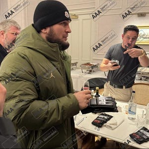 Khabib 'THE EAGLE' Nurmagomedov svart handsignerad MMA-handske i lyxigt åttkantigt displayfodral bild 2