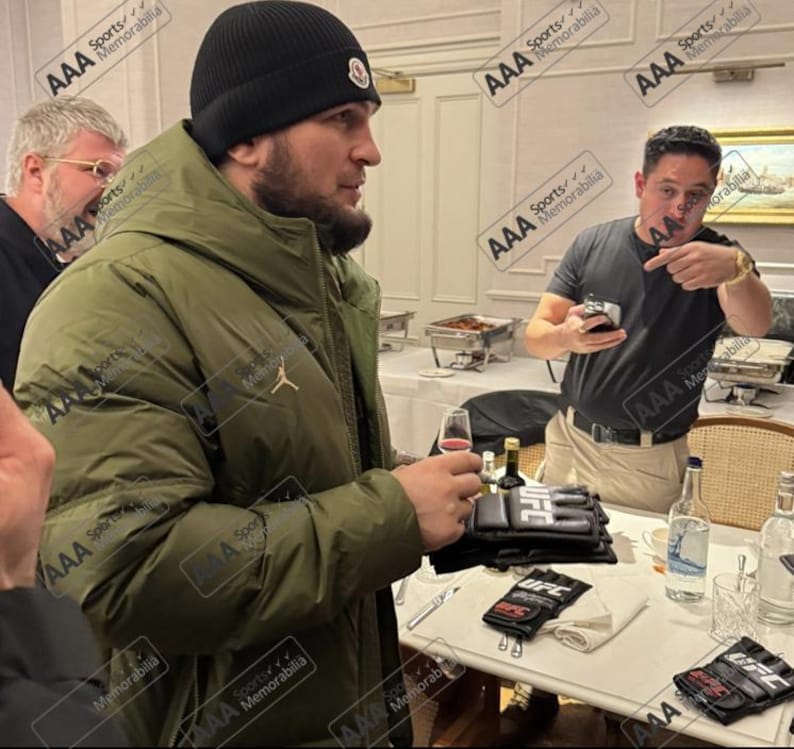 Khabib 'THE EAGLE' Nurmagomedov svart handsignerad MMA-handske i lyxigt åttkantigt displayfodral bild 2