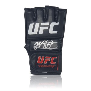 Khabib 'THE EAGLE' Nurmagomedov svart handsignerad MMA-handske i lyxigt åttkantigt displayfodral bild 4
