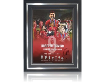 Może przedstawiać: Oprawione zdjęcie Roberto Firmino, piłkarza Liverpoolu. Zdjęcie przedstawia Firmino trzymającego trofeum, w tle widać innych piłkarzy. Zdjęcie jest podpisane przez Firmino i zawiera listę trofeów zdobytych przez klub. Tekst "The Complete Set" jest wydrukowany pod trofeami.