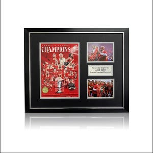 Könnte beinhalten: Gerahmtes Premier League Champions-Poster mit Fotos und Unterschrift. Das Poster zeigt ein Teamfoto und den Text "Premier League Champions". Enthält zwei zusätzliche Fotos und eine Plakette mit "Personally Signed by ARNE SLOT Premier League Champion".