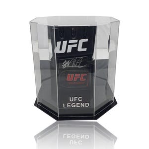 Khabib 'THE EAGLE' Nurmagomedov svart handsignerad MMA-handske i lyxigt åttkantigt displayfodral bild 1