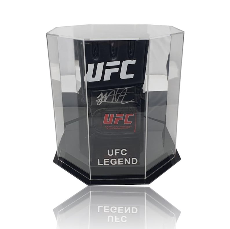 Khabib 'THE EAGLE' Nurmagomedov svart handsignerad MMA-handske i lyxigt åttkantigt displayfodral bild 1