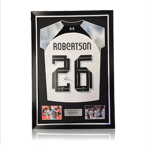 Koszulka wyjazdowa Liverpoolu 2022-23 z autografem Andy&#39;ego Robertsona w oprawie Deluxe Classic