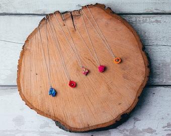 Flower pendant necklace