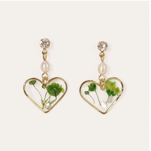 Pressed flower Earrings, green flower earrings, heart-shaped earrings, dangle earrings, diamond earrings