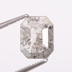 1.35 CT、9.00 X 7.10 MM、ソルト アンド ペッパー ダイヤモンド、エメラルド シェイプ ダイヤモンド、婚約指輪用天然ルース ファンシー グレー エメラルド カット ダイヤモンド。