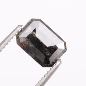 1.00 CT、7.20 X 5.20 MM、ソルト アンド ペッパー ダイヤモンド、エメラルド カット ダイヤモンド、婚約指輪および結婚指輪用の天然ファンシー ブラック ダイヤモンド。