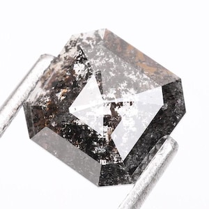 2.17 CT、8.60 X 8.50 MM、ソルト アンド ペッパー ダイヤモンド、エメラルド シェイプ ダイヤモンド、婚約指輪および結婚指輪用の天然ファンシー グレー ダイヤモンド。