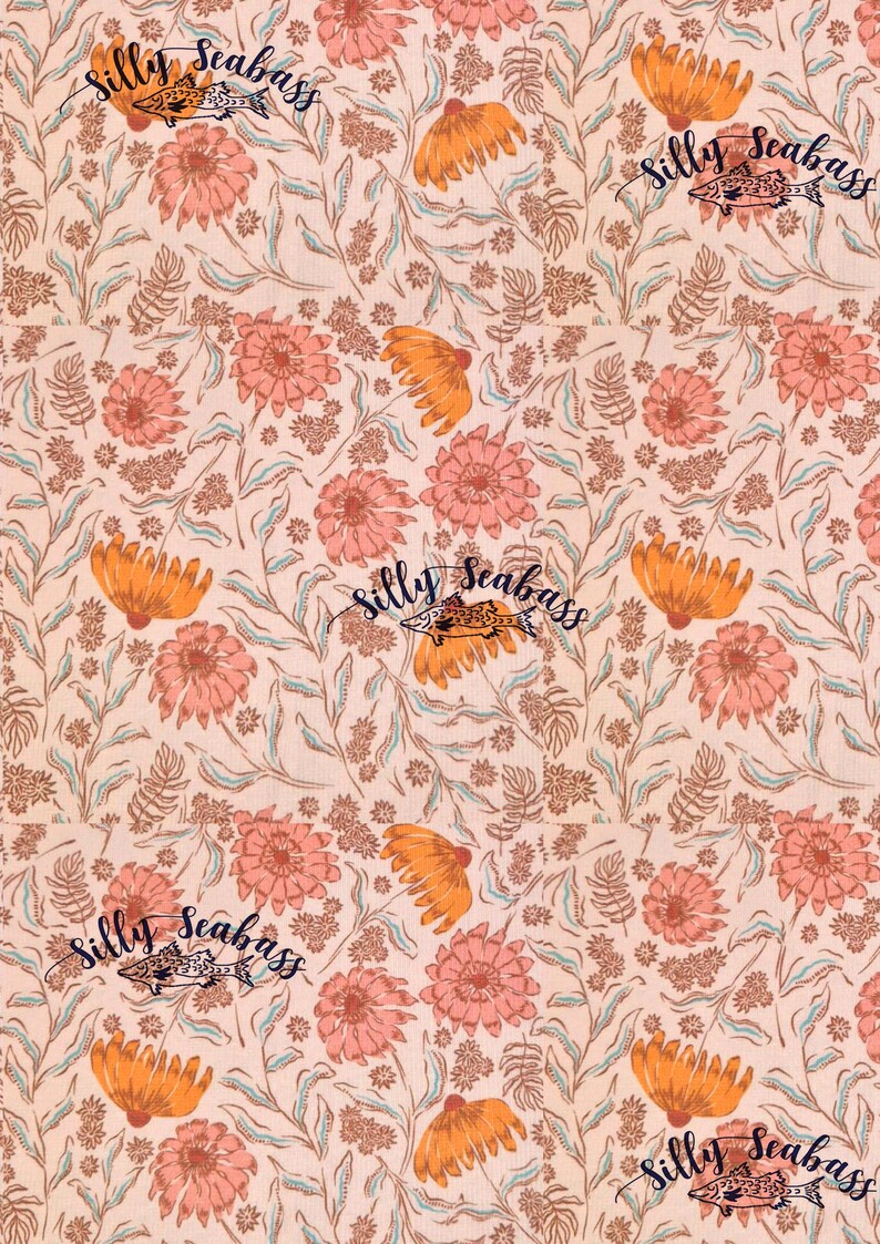 K&ouml;nnte beinhalten: Ein nahtloses Muster mit einem hellpfirsichfarbenen Hintergrund und einem sich wiederholenden Design aus orangefarbenen und rosafarbenen Blumen, gr&uuml;nen Bl&auml;ttern und dem Text "Silly Seabass" mit einem Cartoon-Fisch.