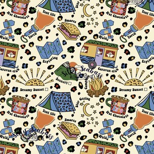 K&ouml;nnte beinhalten: Ein nahtloses Muster mit verschiedenen Illustrationen zum Thema Camping und Caravaning. Das Muster ist auf einem cremefarbenen Hintergrund mit schwarzen Leopardenflecken. Die Illustrationen beinhalten ein Zelt, einen Wohnwagen, ein Lagerfeuer, eine Tasse hei&szlig;e Schokolade, einen S'more, eine Karte, eine Fackel, einen Berg, eine Sonne und den Text "Dreamy Sunset", "Caravan Club", "Tent Life", "Hot Chocolate", "Exploring", "Scenery", "Campfire", "Star Gazing", "Walks" und "Torch".