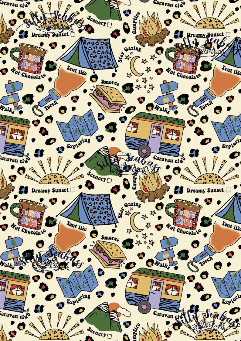 K&ouml;nnte beinhalten: Ein nahtloses Muster mit verschiedenen Illustrationen zum Thema Camping und Caravaning. Das Muster ist auf einem cremefarbenen Hintergrund mit schwarzen Leopardenflecken. Die Illustrationen beinhalten ein Zelt, einen Wohnwagen, ein Lagerfeuer, eine Tasse hei&szlig;e Schokolade, einen S'more, eine Karte, eine Fackel, einen Berg, eine Sonne und den Text "Dreamy Sunset", "Caravan Club", "Tent Life", "Hot Chocolate", "Exploring", "Scenery", "Campfire", "Star Gazing", "Walks" und "Torch".