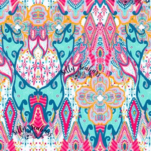 K&ouml;nnte beinhalten: Ein farbenfrohes, kompliziertes Paisley-Muster in den Farben Pink, Blau, Gelb und Wei&szlig;. Das Muster ist symmetrisch und zeigt ein sich wiederholendes Design aus floralen Motiven und geometrischen Formen.