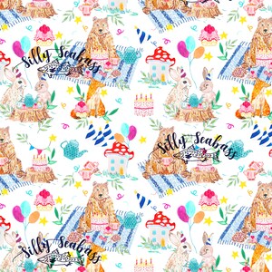 K&ouml;nnte beinhalten: Ein skurriles Aquarellmuster mit einem B&auml;ren, Hasen, einem Fuchs und einem Fisch auf wei&szlig;em Hintergrund. Das Muster enth&auml;lt eine Vielzahl von bunten Elementen wie Sterne, Ballons, Cupcakes und Teetassen. Der Text "Silly Seabass" wird im gesamten Muster wiederholt.