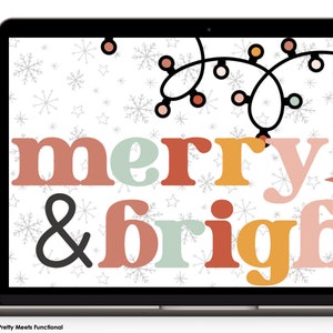 以下が含まれることがあります： 白い背景に、お祝いのデザインが施されたラップトップの画面。デザインには、カラフルな電飾、雪片、レトロなカラフルなフォントで「merry & bright」というテキストが描かれています。