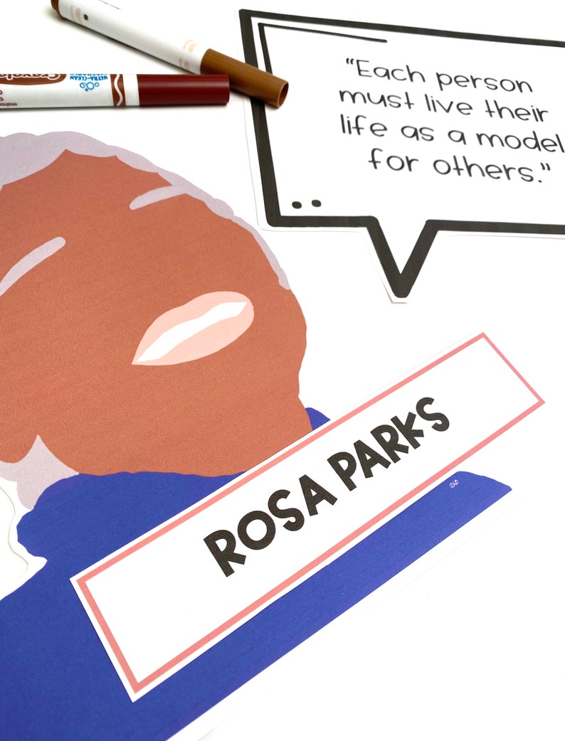 以下が含まれることがあります： 公民権運動家であるローザ・パークスの青と白のイラスト。吹き出しには、「人は皆、他の人々にとっての模範となるように、自分の人生を生きなければならない。」と書かれている。