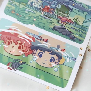 Puede incluir: Ilustración colorida con dos personajes de dibujos animados nadando bajo el agua, con peces y un cangrejo. El panel superior muestra más personajes y vida marina. La obra de arte tiene un estilo caprichoso con una paleta de colores verdes y azules.
