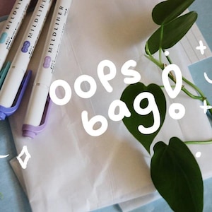 Könnte beinhalten: Draufsicht auf drei weiße Mildliner-Textmarker mit pastellblauen, lila und lavendelfarbenen Akzenten. Der Text "oops bag!" ist in Weiß auf weißem Papier und einem blauen Hintergrund geschrieben, mit dekorativen Kritzeleien und einer grünen Pflanze.