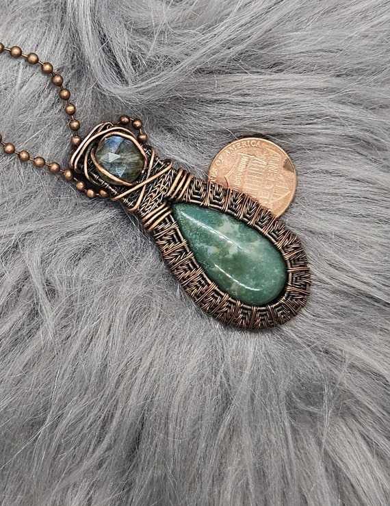 Beautiful Copper weave holding a green and white Moss Agate with a Labradorite accent
