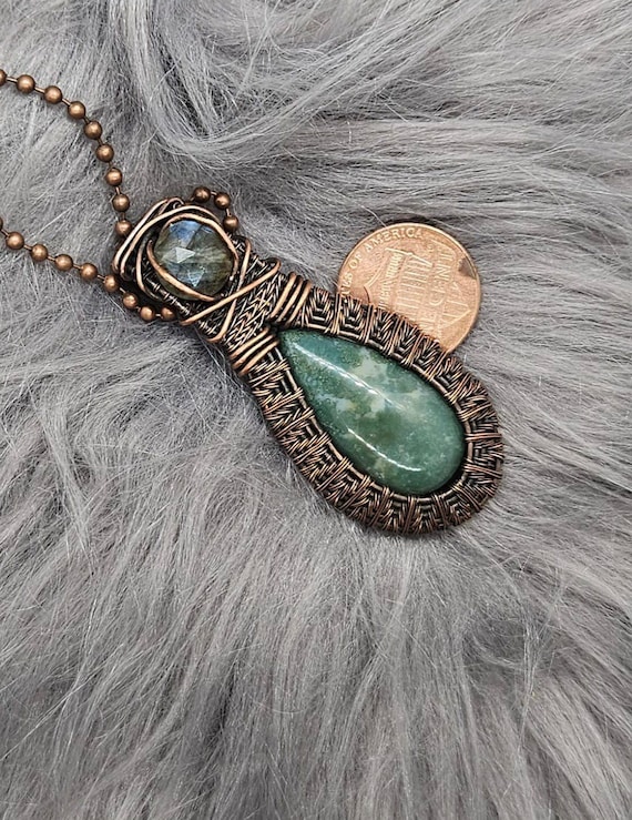 Beautiful Copper weave holding a green and white Moss Agate with a Labradorite accent