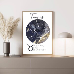 K&ouml;nnte beinhalten: Ein druckbarer Poster mit einem schwarzen und goldenen Aquarellhintergrund, der die Konstellation Stier zeigt. Der Text "Taurus" befindet sich oben auf dem Poster. Der Text "20th April - 20th May" befindet sich unterhalb der Konstellation. Der Text "Earth Sign" befindet sich unterhalb des Datums. Der Text "Strong, Practical, Reliable" befindet sich unterhalb des Zeichens.
