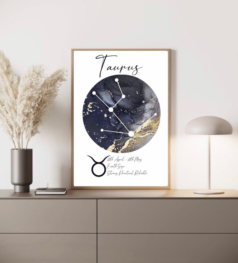 K&ouml;nnte beinhalten: Ein druckbarer Poster mit einem schwarzen und goldenen Aquarellhintergrund, der die Konstellation Stier zeigt. Der Text "Taurus" befindet sich oben auf dem Poster. Der Text "20th April - 20th May" befindet sich unterhalb der Konstellation. Der Text "Earth Sign" befindet sich unterhalb des Datums. Der Text "Strong, Practical, Reliable" befindet sich unterhalb des Zeichens.