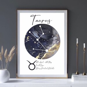 K&ouml;nnte beinhalten: Ein wei&szlig;er druckbarer Poster mit einem schwarzen und goldenen Aquarelldesign der Sternzeichenkonstellation Stier. Der Text "Stier" befindet sich oben auf dem Poster. Die Daten "20. April - 20. Mai" befinden sich unterhalb der Konstellation. Der Text "Erdzeichen" und "Stark, Praktisch, Zuverl&auml;ssig" befindet sich unterhalb der Daten.