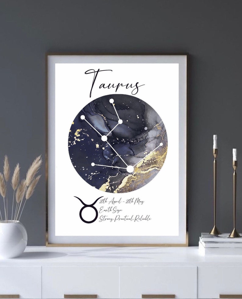 K&ouml;nnte beinhalten: Ein wei&szlig;er druckbarer Poster mit einem schwarzen und goldenen Aquarelldesign der Sternzeichenkonstellation Stier. Der Text "Stier" befindet sich oben auf dem Poster. Die Daten "20. April - 20. Mai" befinden sich unterhalb der Konstellation. Der Text "Erdzeichen" und "Stark, Praktisch, Zuverl&auml;ssig" befindet sich unterhalb der Daten.