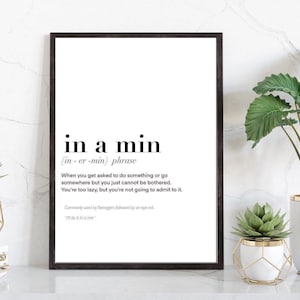 Puede incluir: Arte de pared imprimible en blanco y negro con una definición de la frase "in a min". La definición establece que es una frase que se usa cuando se le pide a alguien que haga algo, pero es demasiado vago para hacerlo.