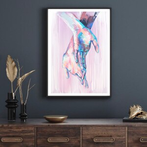 Puede incluir: Una pintura de dos manos entrelazadas, pintadas en tonos de rosa, azul y blanco sobre un fondo rosa.