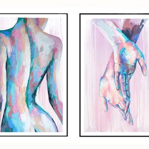 Puede incluir: Dos pinturas abstractas en un estilo minimalista. La primera pintura presenta una figura desnuda con una paleta de colores rosa, azul y verde. La segunda pintura presenta dos manos entrelazadas con una paleta de colores rosa y azul.