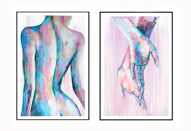 Puede incluir: Dos pinturas abstractas en un estilo minimalista. La primera pintura presenta una figura desnuda con una paleta de colores rosa, azul y verde. La segunda pintura presenta dos manos entrelazadas con una paleta de colores rosa y azul.