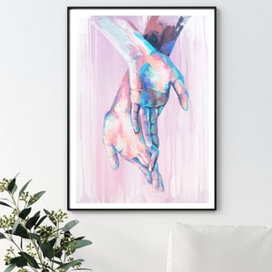 Puede incluir: Una pintura de dos manos entrelazadas, pintadas en tonos de rosa, azul y blanco sobre un fondo rosa.