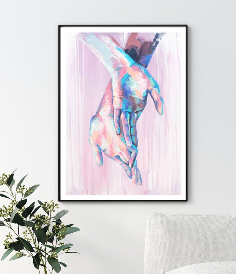 Puede incluir: Una pintura de dos manos entrelazadas, pintadas en tonos de rosa, azul y blanco sobre un fondo rosa.