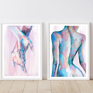 Puede incluir: Dos pinturas abstractas enmarcadas de un cuerpo humano. La primera pintura muestra un primer plano de dos manos, pintadas en tonos de azul, rosa y blanco, sobre un fondo rosa. La segunda pintura muestra la espalda de una persona, pintada en tonos de azul, verde y rosa, sobre un fondo rosa.
