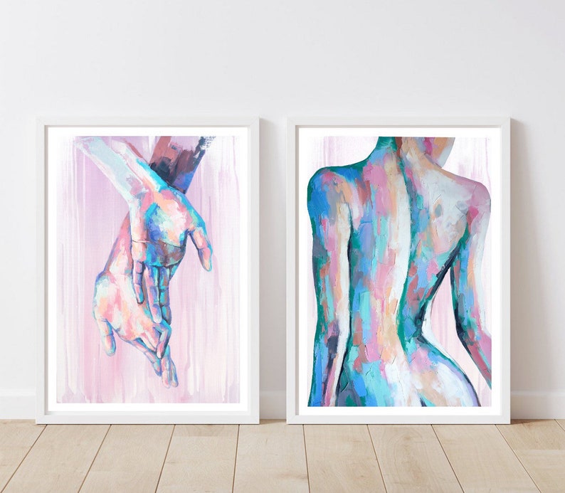 Puede incluir: Dos pinturas abstractas enmarcadas de un cuerpo humano. La primera pintura muestra un primer plano de dos manos, pintadas en tonos de azul, rosa y blanco, sobre un fondo rosa. La segunda pintura muestra la espalda de una persona, pintada en tonos de azul, verde y rosa, sobre un fondo rosa.