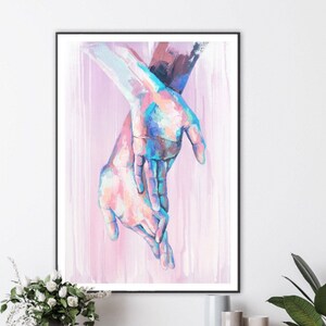 Puede incluir: Una pintura de dos manos entrelazadas, pintadas en tonos de rosa, azul y blanco sobre un fondo rosa.