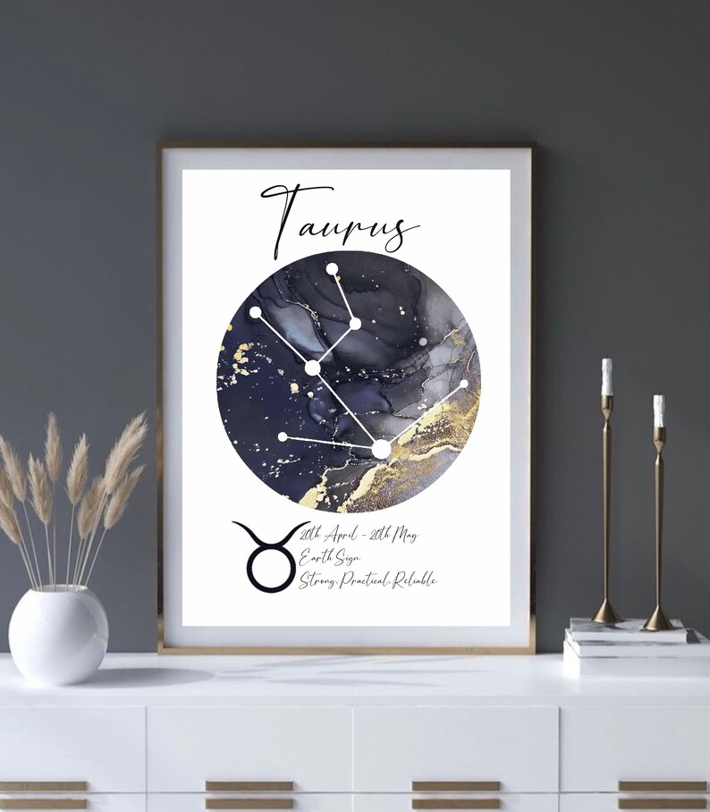 K&ouml;nnte beinhalten: Taurus-Sternzeichen-Konstellationsdruck mit einem schwarzen und goldenen Marmorhintergrund. Der Druck zeigt das Stier-Symbol, die Daten und Eigenschaften: "20. April - 20. Mai, Erdzeichen, Stark, Praktisch, Zuverl&auml;ssig".