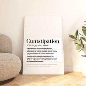 以下が含まれることがあります： 白いポスターに黒い文字で「Cuntstipation」が形容詞として定義されており、不快な人々に囲まれているときの不快な感覚を表しています。テキストには、この感覚のユーモラスな定義と症状が含まれています。