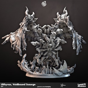 Puede incluir: Una miniatura detallada de una criatura monstruosa, impresa en 3D en gris, con múltiples ojos y tentáculos, llamada "Ulthyrax, Voidbound Scourge". La miniatura tiene 151 mm de altura y está diseñada para juegos de mesa.