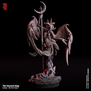 Könnte beinhalten: Eine detaillierte Skulptur des Gehörnten Königs, einer dämonischen Figur mit Hörnern, Flügeln und einem Stab mit einem Halbmond. Die Figur steht auf einer 50 mm Basis. Der Text "The Horned King" und "Juni 2024 - THE CITY OF DEMONS" sind sichtbar.