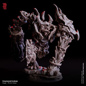 Könnte beinhalten: Detaillierte, dunkelgraue Fractured Golem Miniatur mit 75 mm Basis. Die Figur hat ein bedrohliches, steinernes Aussehen mit komplizierten Details, scharfen Kanten und einer strukturierten Oberfläche. Der Text "Fractured Golem" und "Huge - 75 mm base" ist enthalten.