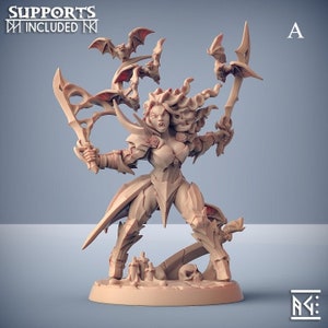 Könnte beinhalten: Eine detaillierte Miniaturfigur einer weiblichen Vampirin mit langen, fließenden Haaren, die eine Rüstung trägt und ein Schwert und einen Dolch hält. Sie ist von Fledermäusen umgeben und hat einen Schädel zu ihren Füßen. Die Figur ist aus hellbraunem Kunststoff gefertigt und bereit zum Bemalen.