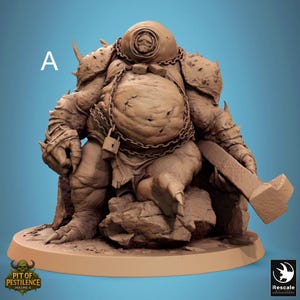 Puede incluir: Figura de resina marrón de una criatura monstruosa de "Pit of Pestilence Volume II". La figura está encadenada, con una gran barriga, armadura puntiaguda y un arma grande. La base es marrón y el fondo es azul.