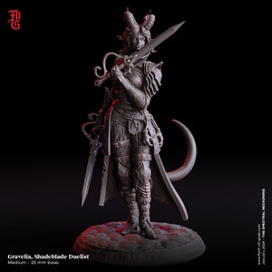Puede incluir: Una miniatura impresa en 3D de color gris de una figura femenina con cuernos, que lleva armadura y sostiene una espada. La figura está de pie sobre una base circular. Gravelia, Shadeblade Duelist. Medium - 25 mm base.