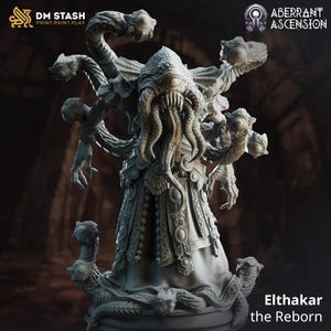 Puede incluir: Una miniatura gris y detallada de una criatura con múltiples ojos y tentáculos que lleva una túnica. La criatura está de pie sobre una base con un diseño de serpiente. El texto "Elthakar the Reborn" es visible debajo de la base. El texto "Aberrant Ascension" es visible en la esquina superior derecha de la imagen.