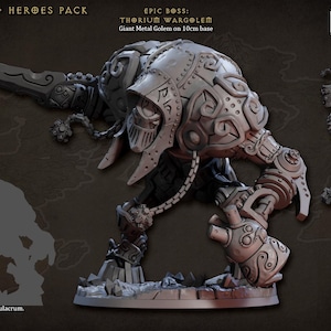 Può includere: Una collezione di miniature fantasy, tra cui un grande golem di metallo con una spada, creature più piccole e vari accessori. Il testo recita "GOLEM SIMULACRA HEROES PACK". Il golem è su una base di 10 cm.