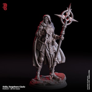 Könnte beinhalten: Eine grau bemalte Miniaturfigur eines Klerikers mit einer Kapuze, der einen Stab mit einem runden Kopf hält. Die Figur steht auf einem grauen Sockel. Der Text "Helia, Forgeborn Cleric" und "Medium - 25 mm base" ist unter der Figur gedruckt.